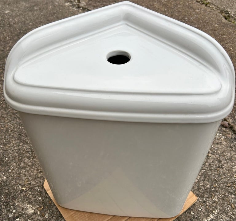 Heritage Corner Cistern complete with fittings