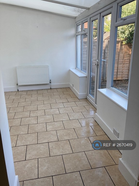 3 bedroom house in West Molesey, West Molesey, KT8 (3 bed) (#2670419)