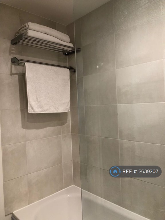 1 bedroom flat in Burgoyne House, Brentford, TW8 (1 bed) (#2639207)