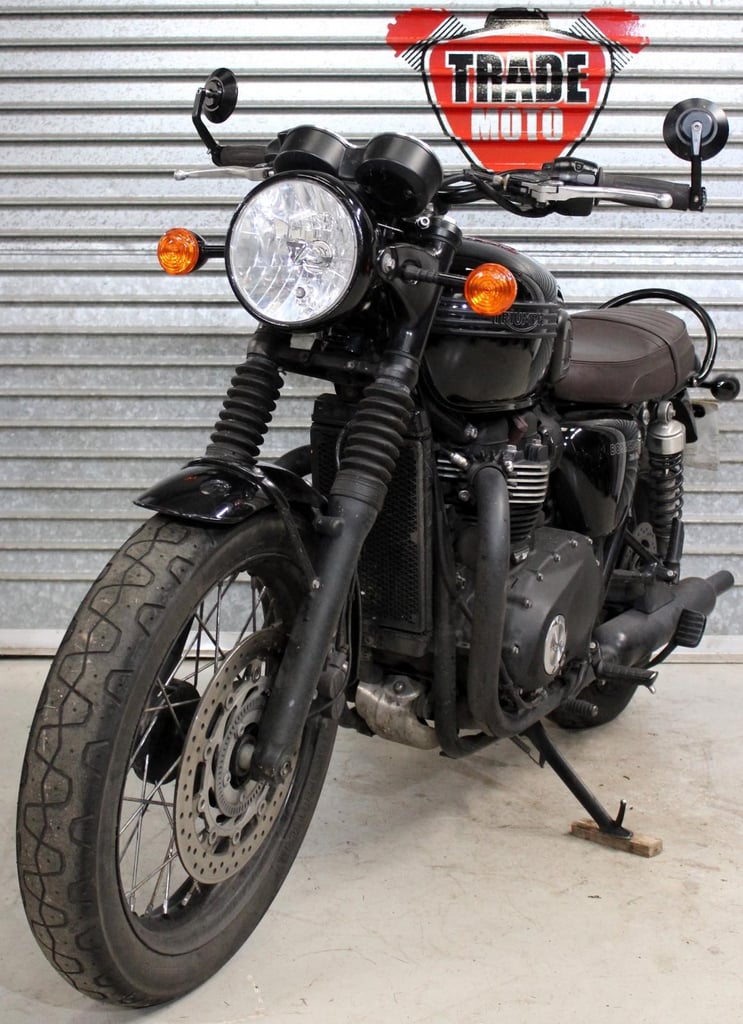 2018 18 TRIUMPH BONNEVILLE 900 T100 BLACK EDITION 9000 MILES TRADE SALE NEW MOT