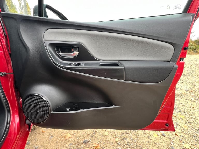 2016 Toyota Yaris 1.5 VVT-h Icon E-CVT Euro 6 5dr HATCHBACK Petrol/Electric Hybrid Automatic