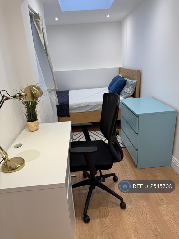 4 bedroom flat in North Gower Street, London, NW1 (4 bed) (#2645700)