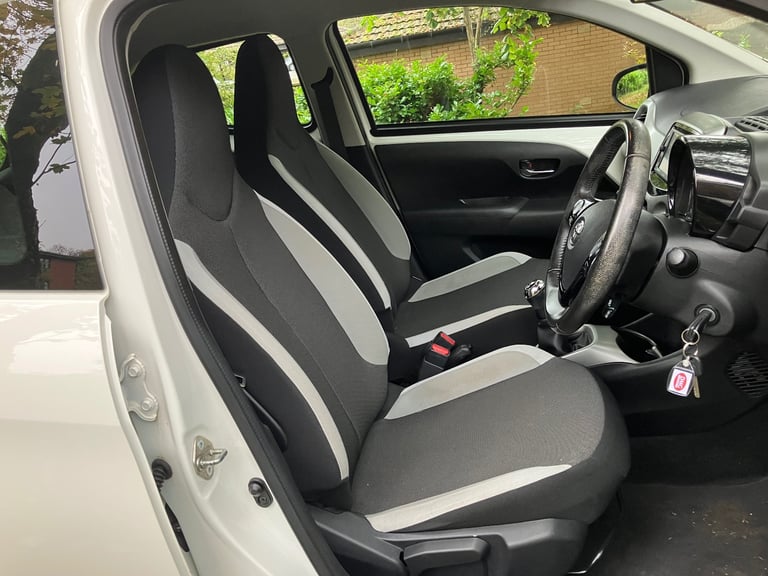 2017 TOYOTA AYGO 1.0 VVTi X-Play 5dr **CARPLAY - TOP SPEC - FULL MOT - ONLY 26,000 MILES**