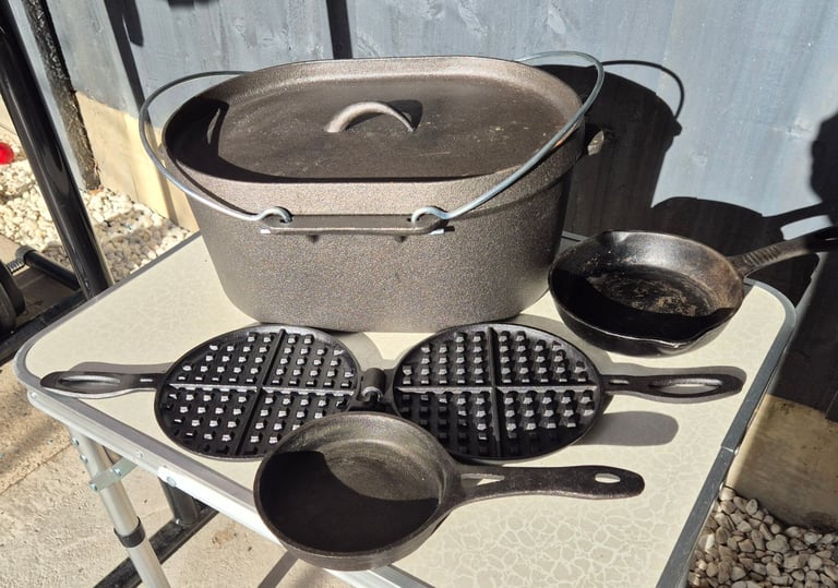 image for CAST IRON DUTCH OVENWITH 2 PANS & WAFFLE PANCAKE PAN VICTOR