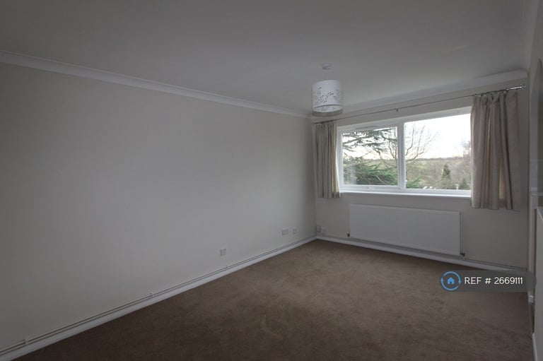 1 bedroom flat in Rossiter Lodge, Guildford, GU1 (1 bed) (#2669111)