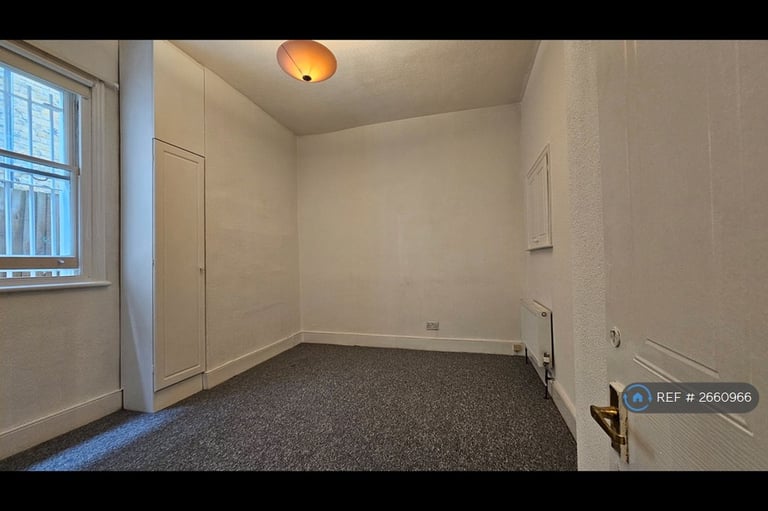 1 bedroom flat in Upper Richmond Road West, London, TW10 (1 bed) (#2660966)