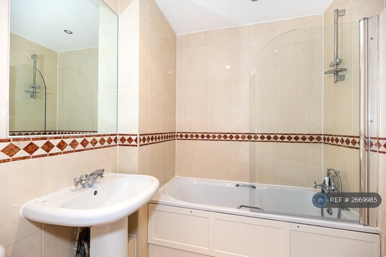 2 bedroom flat in Warren House, London, W14 (2 bed) (#2669985)