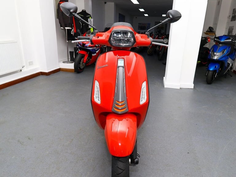 2025, '25  Piaggio Vespa Sprint S 125 Scooter. 1 Owner. ONLY 69 MILES. £3,895