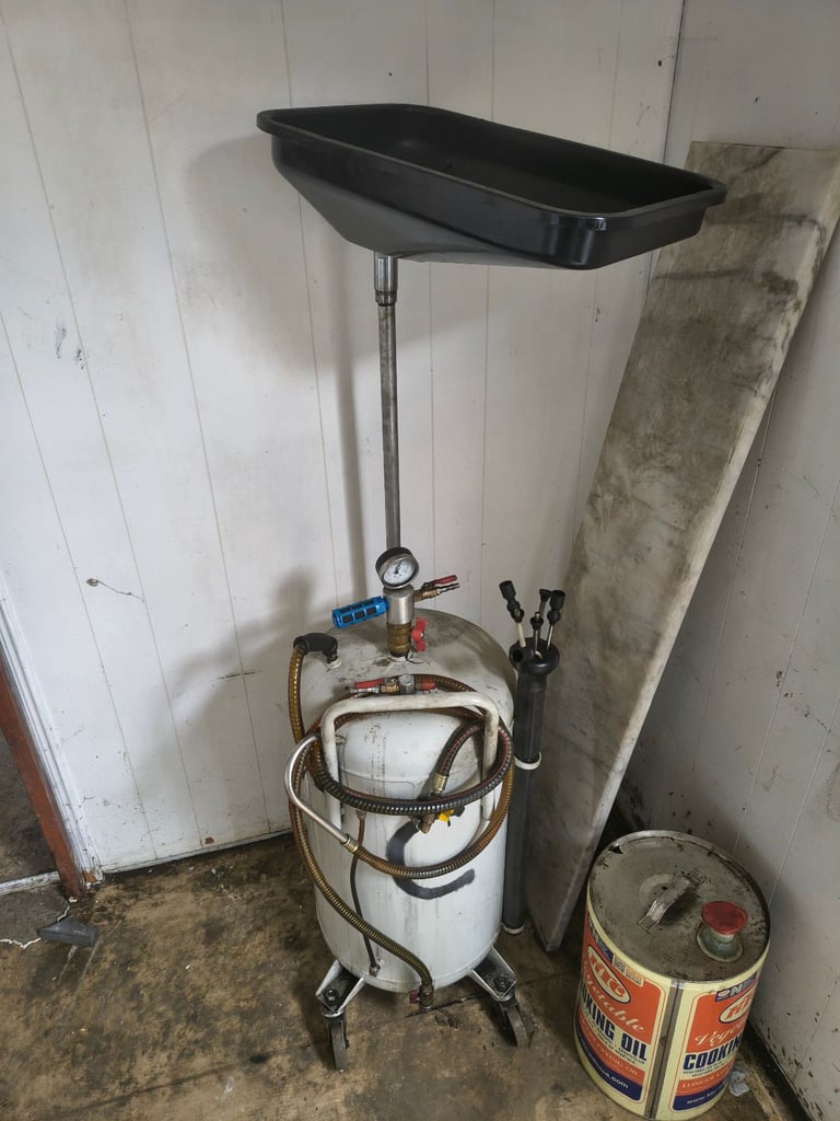 Multifunction pneumatic oil collector 