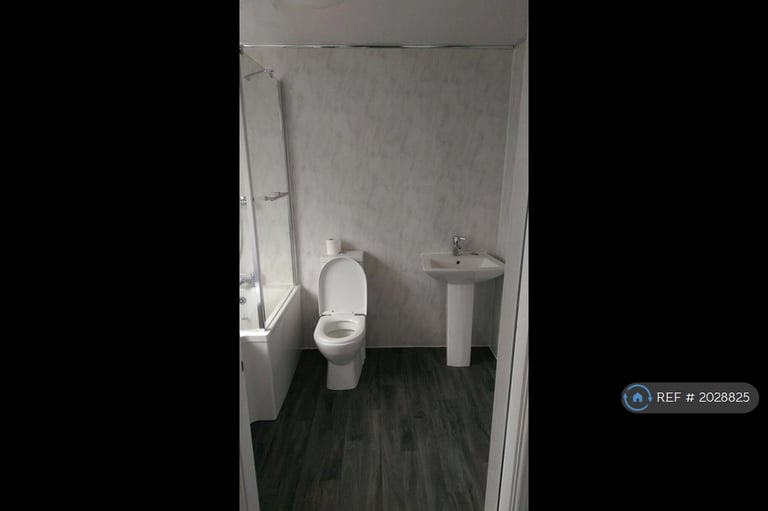 2 bedroom flat in Highfield Road, Widnes, WA8 (2 bed) (#2028825)