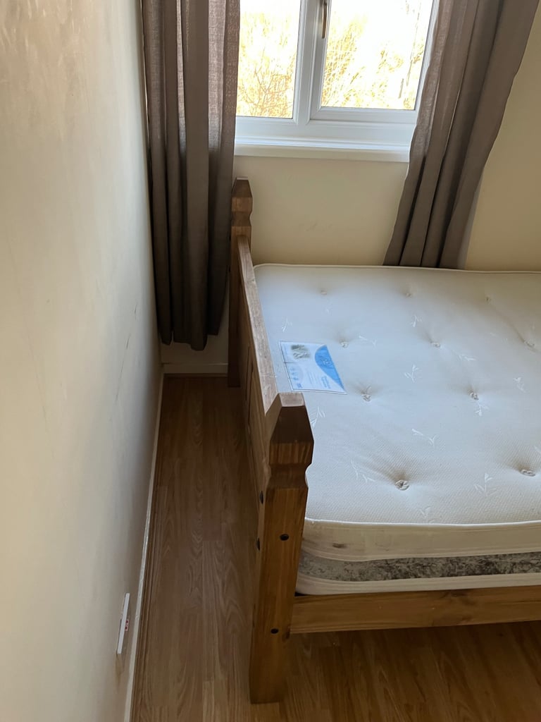 Specious room with double bed size.