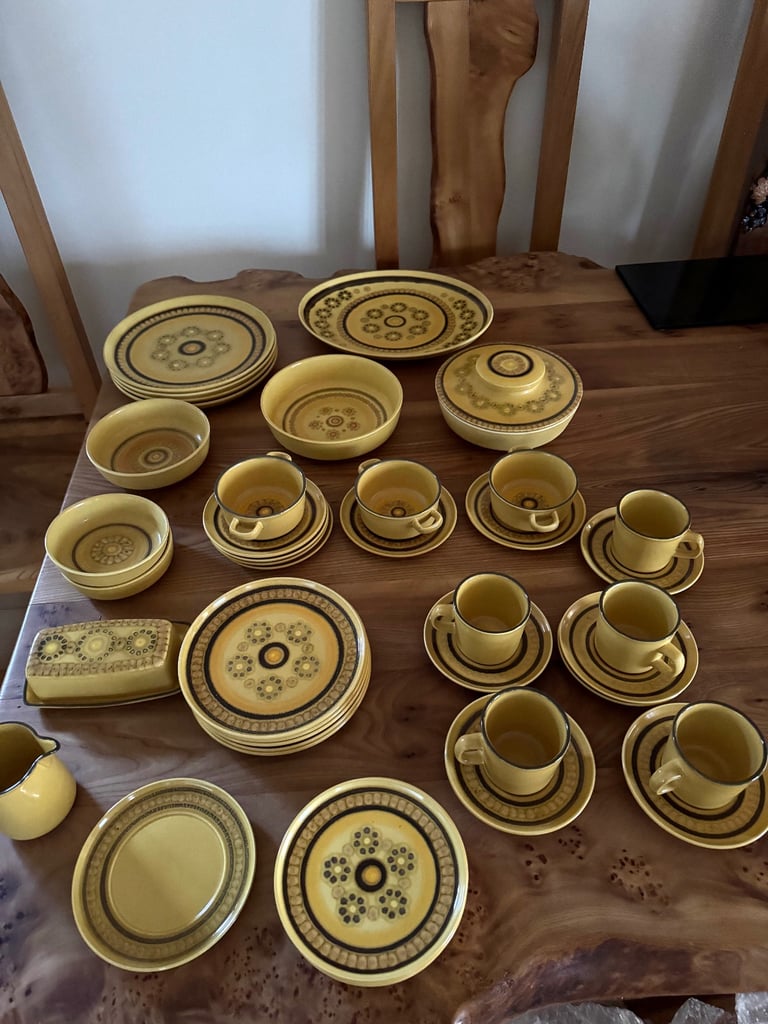 Dinner Service of Franciscan Honeycomb stoneware, made in England. Vintage 1970's