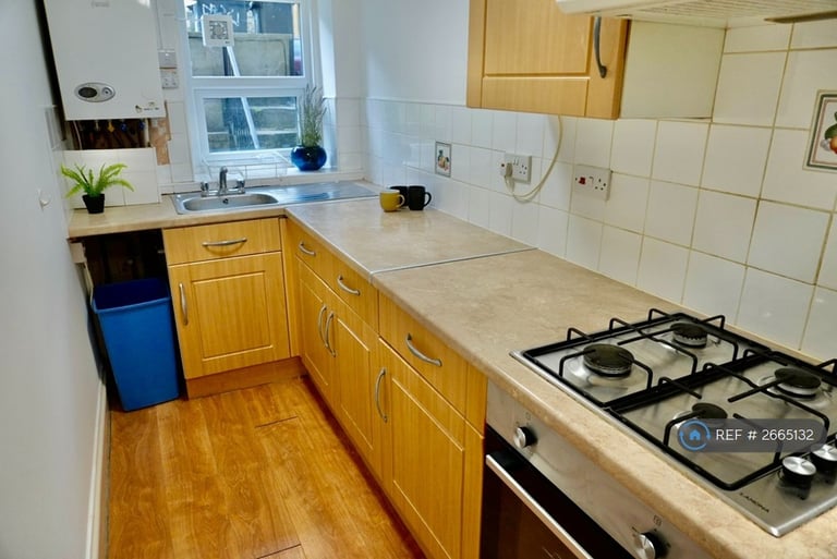 3 bedroom flat in Waverley Road, Redland, BS6 (3 bed) (#2665132)