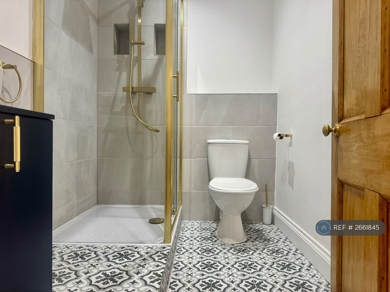 2 bedroom flat in Inverleith Terrace, Edinburgh, EH3 (2 bed) (#2661845)