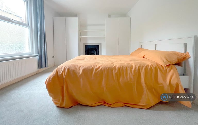 3 bedroom flat in Crystal Palace, London, SE19 (3 bed) (#2658754)