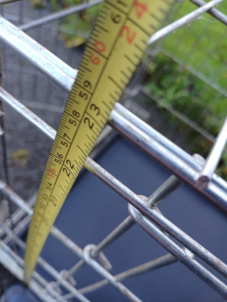 MEDIUM SIZE GALVANISED DOG CAGE 30 INCH £20 NO OFFERS DARWEN BB3 0DU 