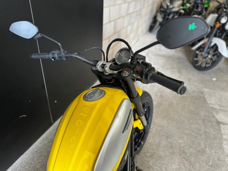 STUNNING LOW MILEAGE 2015/15 DUCATI SCRAMBLER ICON MOTORCYCLE