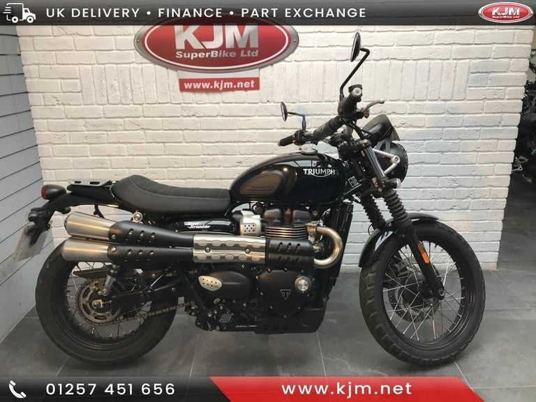 TRIUMPH 900 STREET SCRAMBLER, 2017/17, WITH 5922 MILES, FINISHED IN BLACK