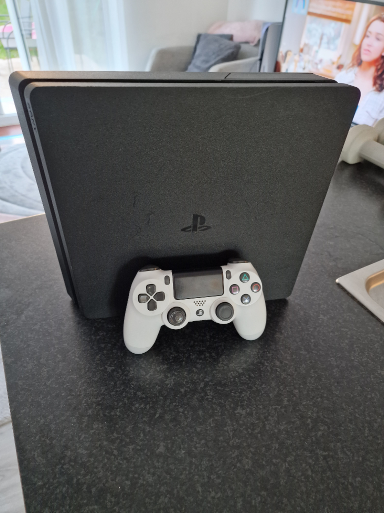 PS4 Slim 500gb & White Dualshock 4 Controller