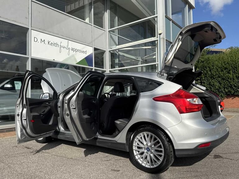 2014 Ford Focus 1.6 125 Zetec Navigator 5dr Powershift HATCHBACK PETROL Automatic