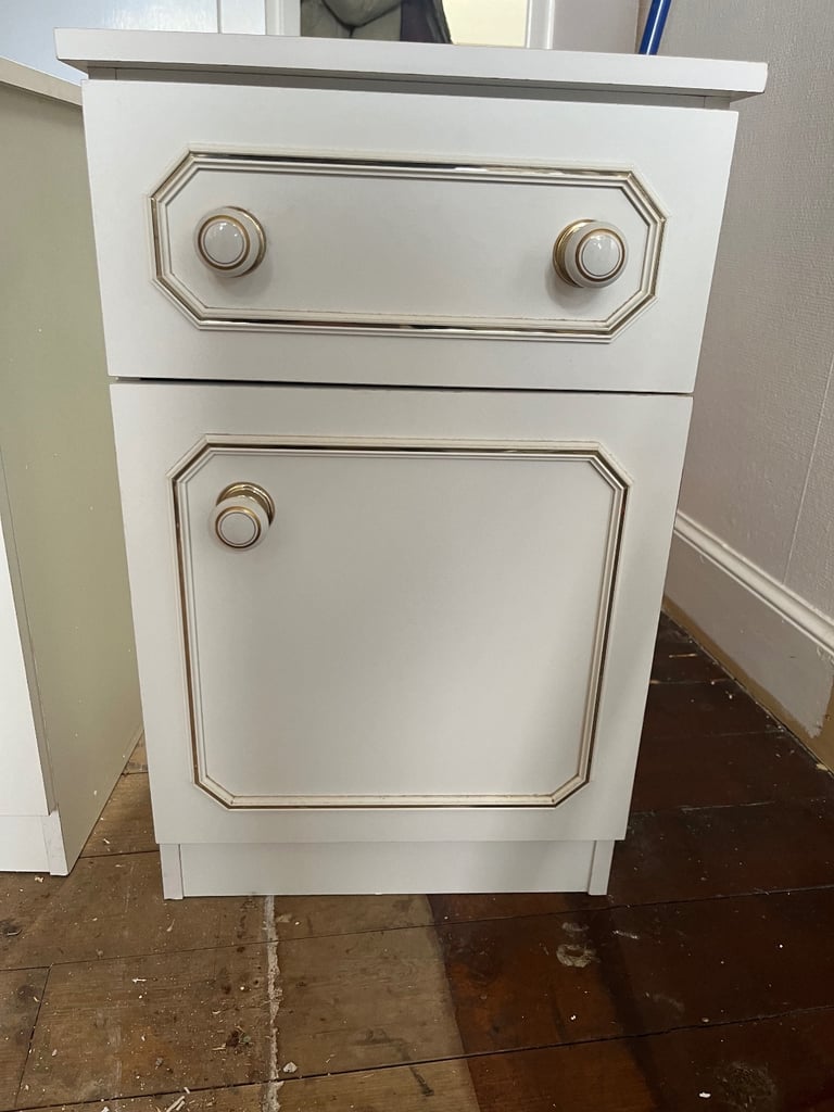 2x White Bedside Cabinets