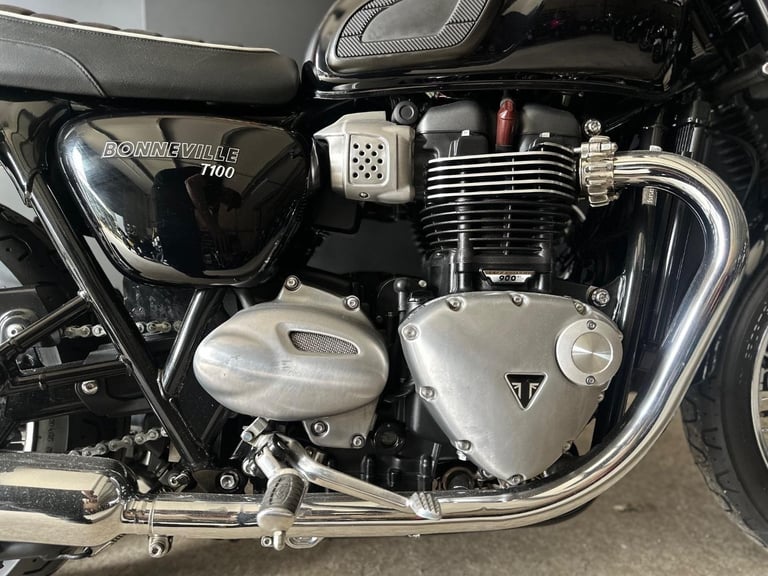 STUNNING LOW MILEAGE 2020/20 TRIUMPH BONNEVILLE T100 MOTORCYCLE