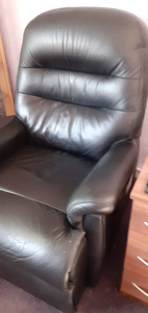 BLACK LEATHER CHAIR