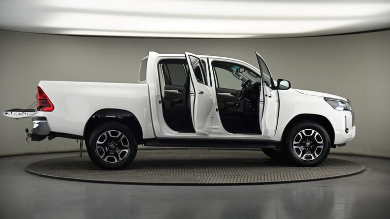 2024 Toyota Hilux 2.8 D-4D Invincible Pickup Double Cab 4dr Diesel Auto 4WD Euro 6 (s/s) (204 Pic...