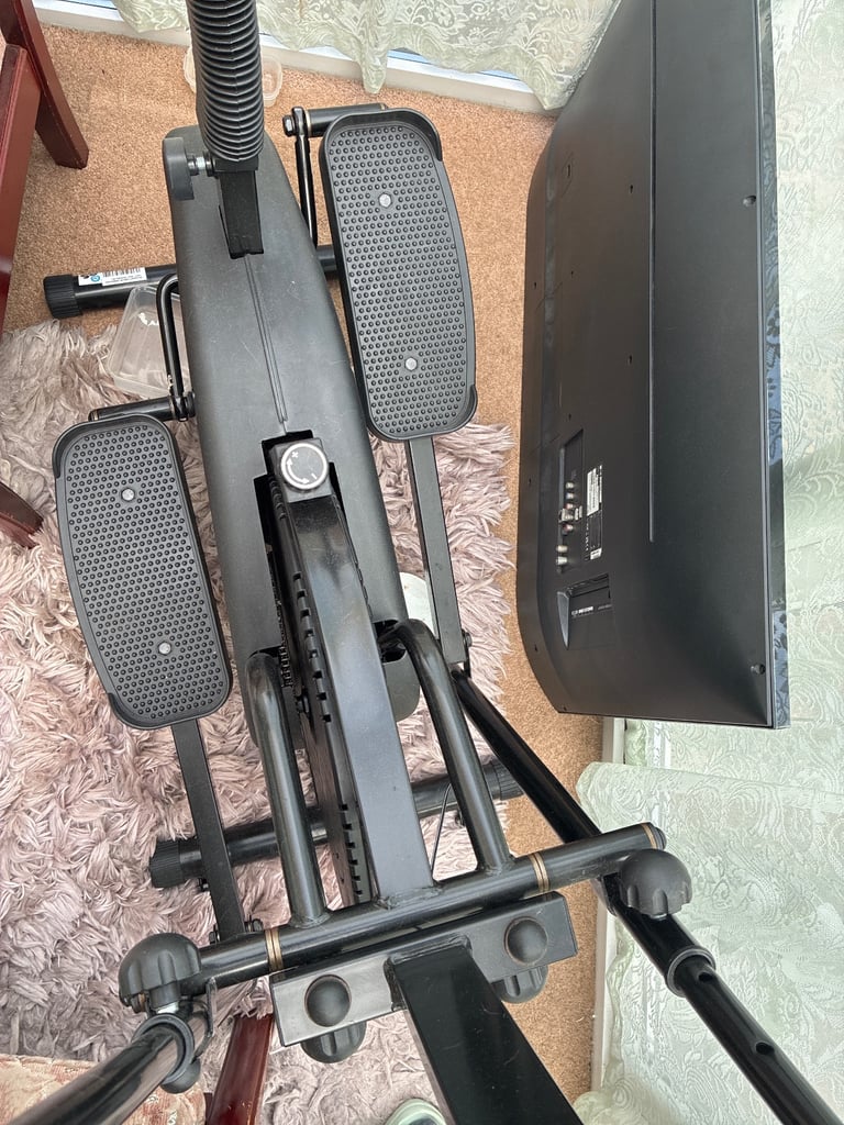 Like-New Elliptical Trainer for Sale – Perfect for Home Workouts