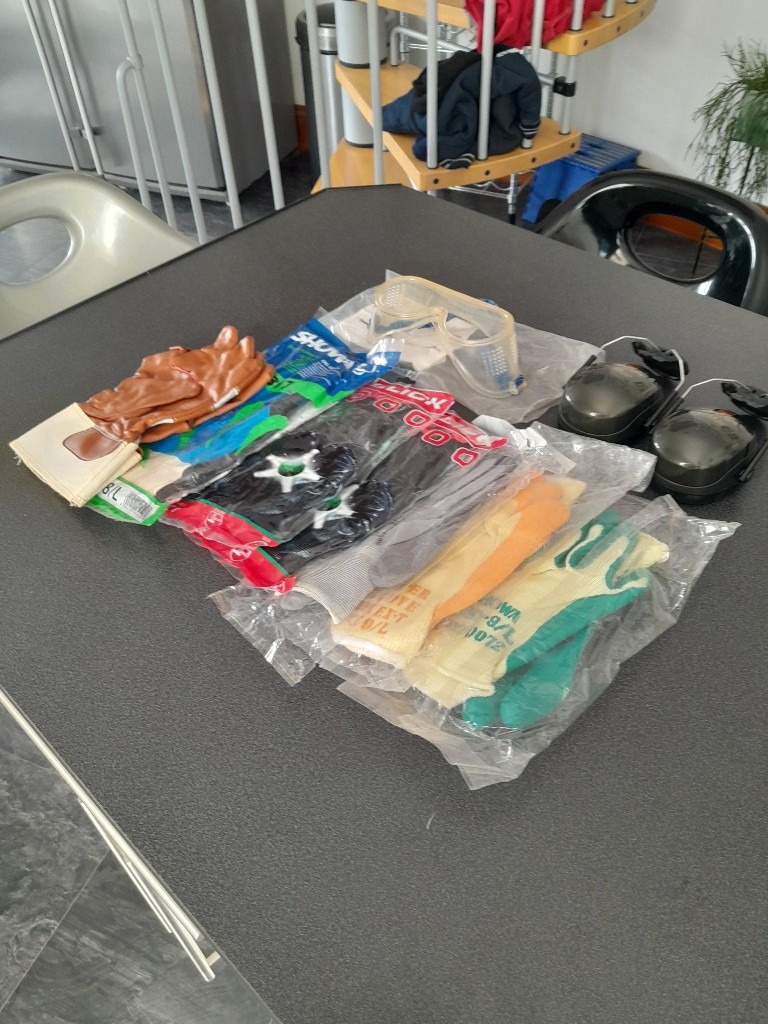 image for 5 Pairs Safety Gloves LARGE/Pair Safety Goggles/Pair Ear Defenders-All NEW