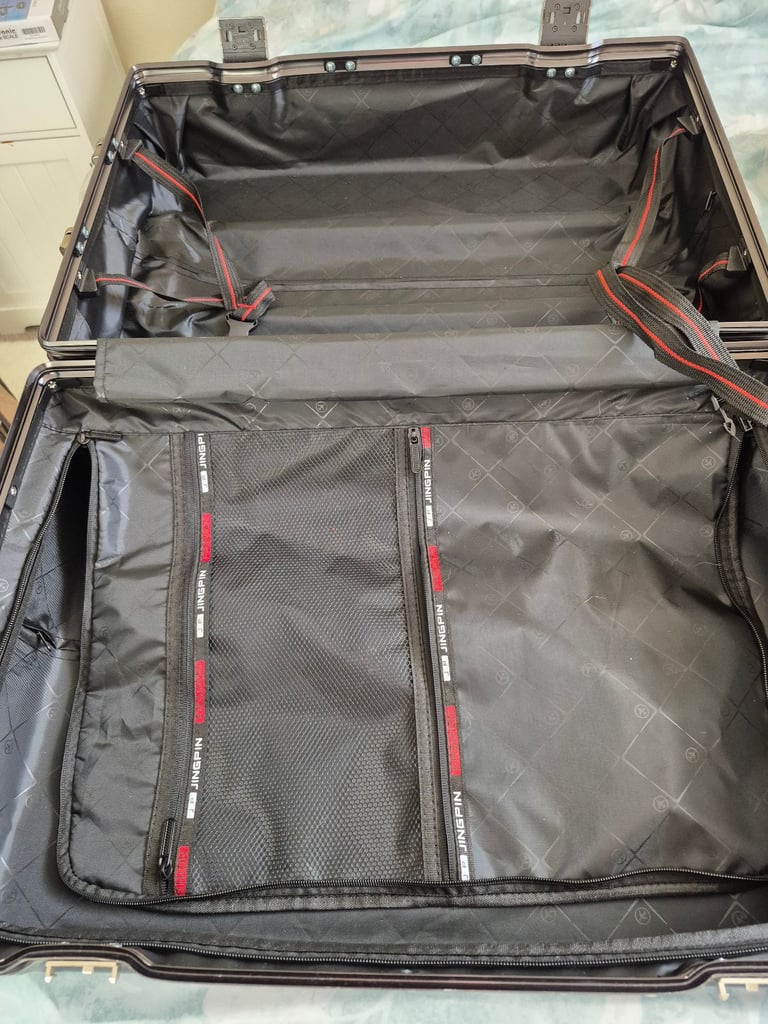 Hard shell suitcase 