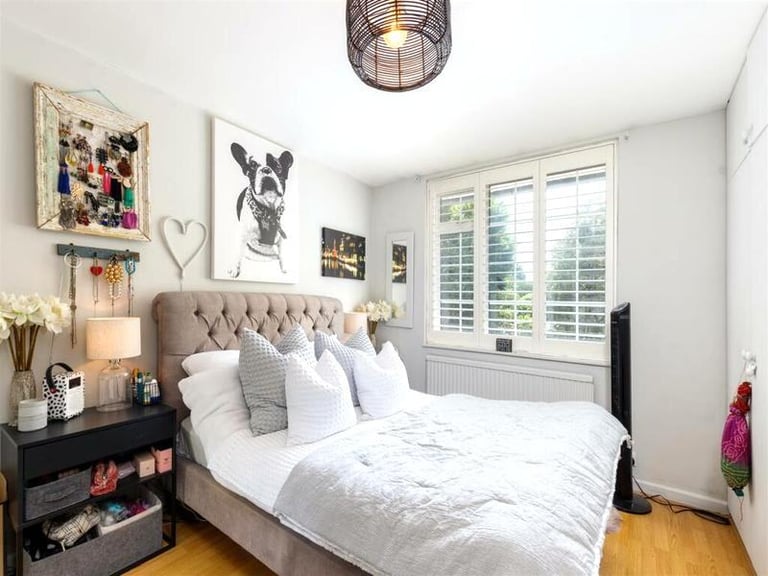 🏠 Bright and spacious room available in Mile End