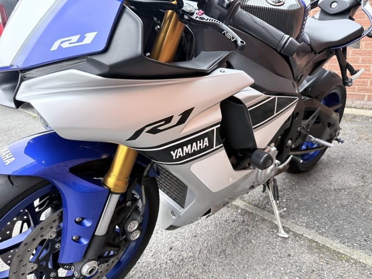 YAMAHA YZF R1 16