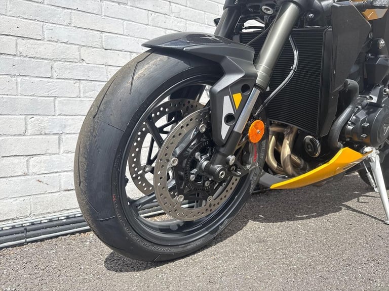2025 Triumph Street Triple 765 RS PREMIUM COLOUR Petrol yellow 6 Speed