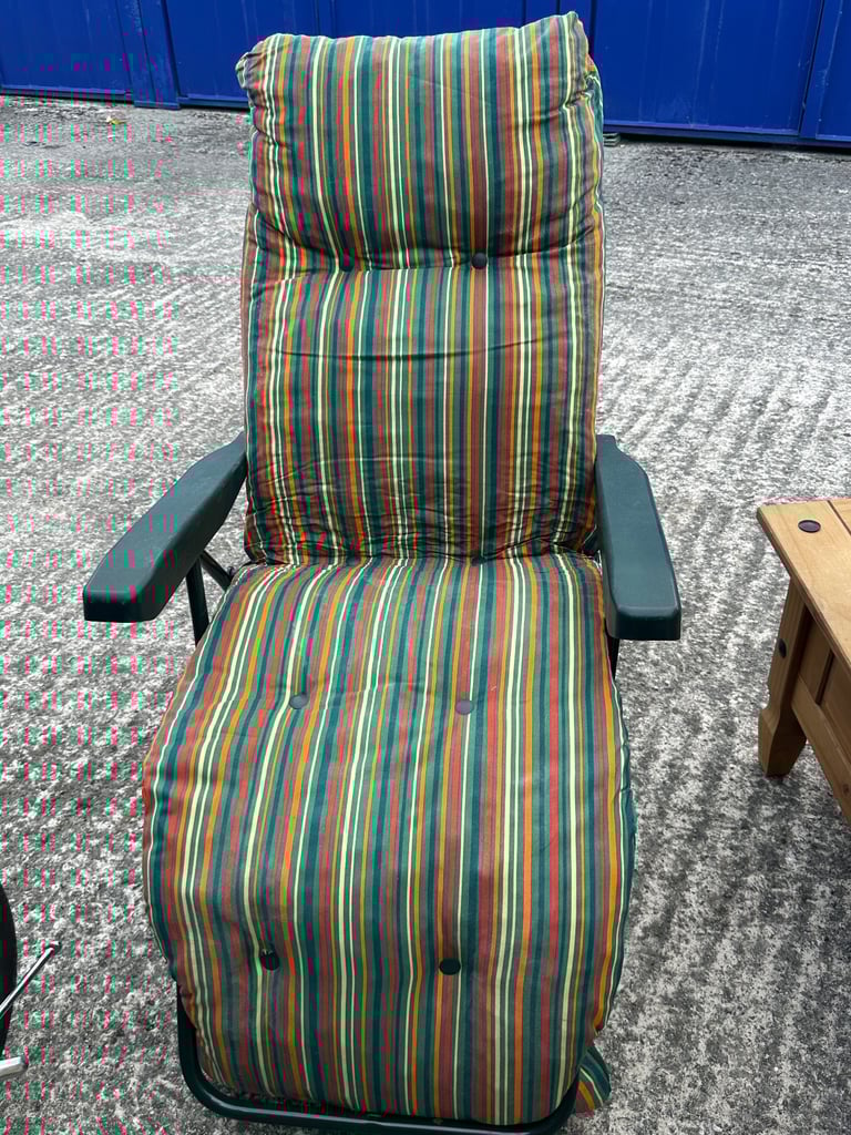 Sun lounger with cushion 