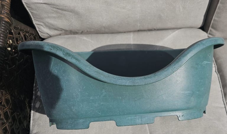 Dog box bed plastic cat bed  Green chingford E4