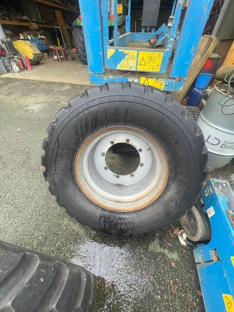 Tractor Tyres & wheel - Like new - BKT FL 693M tyres 