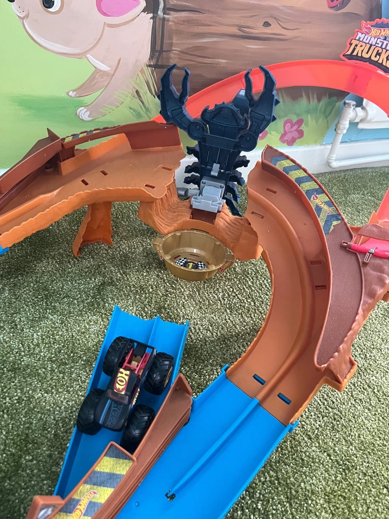 Hot wheels motorised Monster Truck course and car