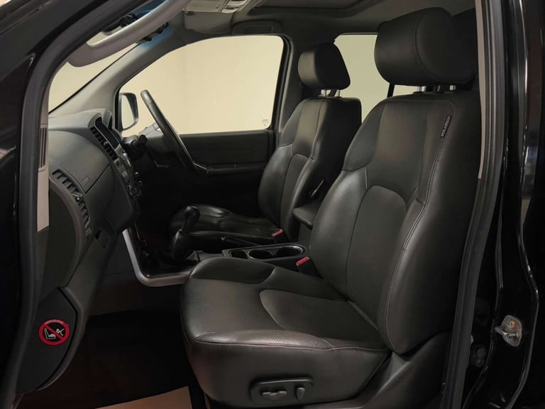 2011 Nissan Navara Double Cab Pick Up Tekna 2.5dCi 190 4WD PICK UP DIESEL Manual