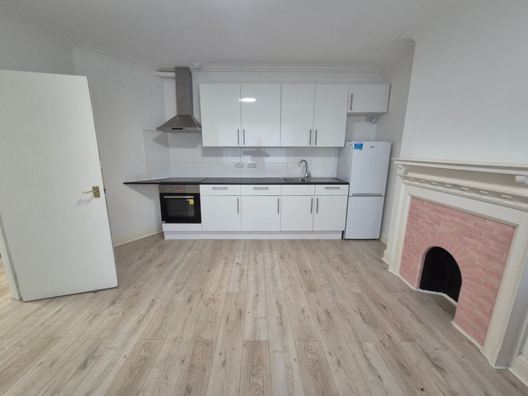 One bedroom pleasant flat in quiet building, bills inc