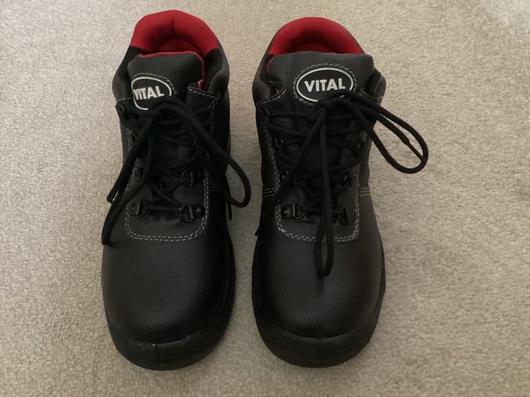 image for BLACK LEATHER SAFETY BOOTS SIZE 5 - NEW