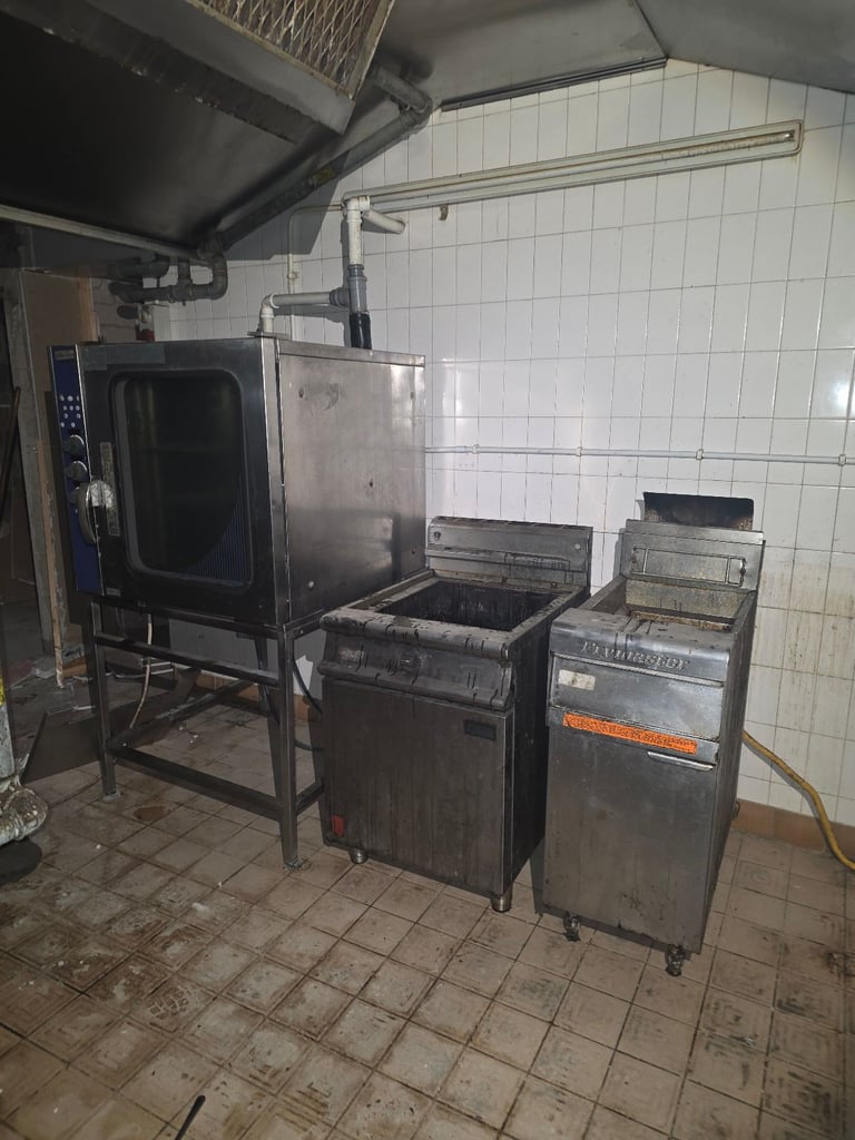 Mutliple comercial kitchen appliances