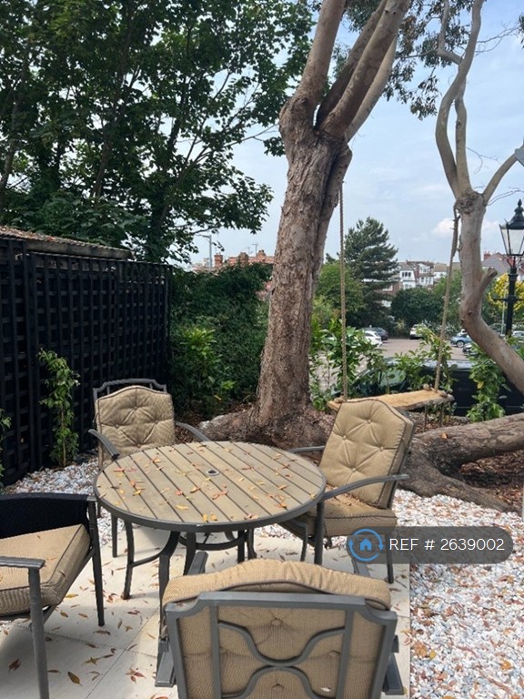 2 bedroom flat in San Remo Parade, Westcliff-On-Sea, SS0 (2 bed) (#2639002)