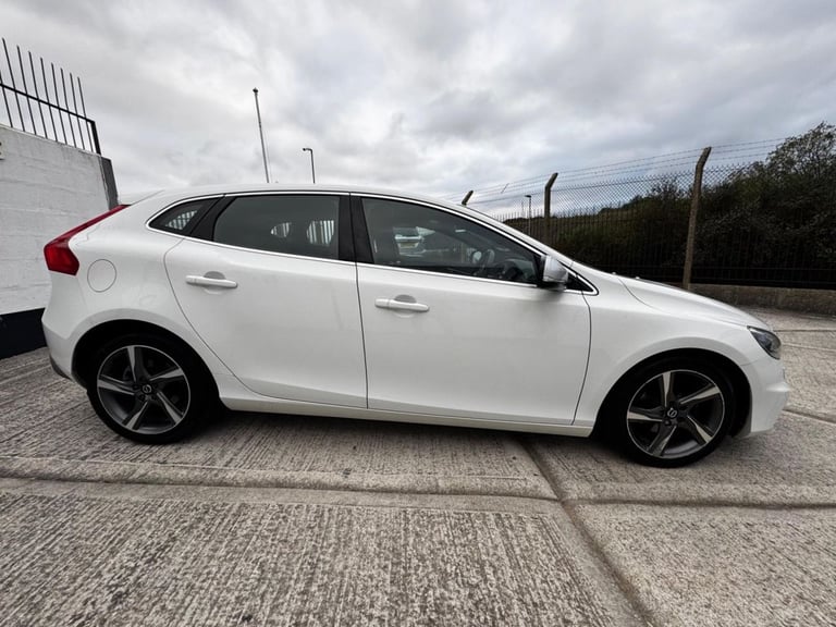 2015 15 VOLVO V40 1.6 D2 R-DESIGN LUX HATCHBACK 5DR DIESEL MANUAL EURO 5 (S/S) (