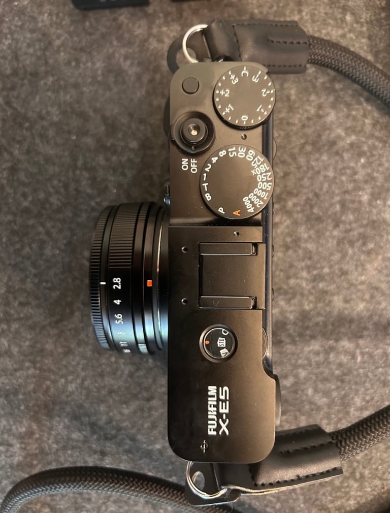 Fujifilm X-E5 incl lens and spare batteries