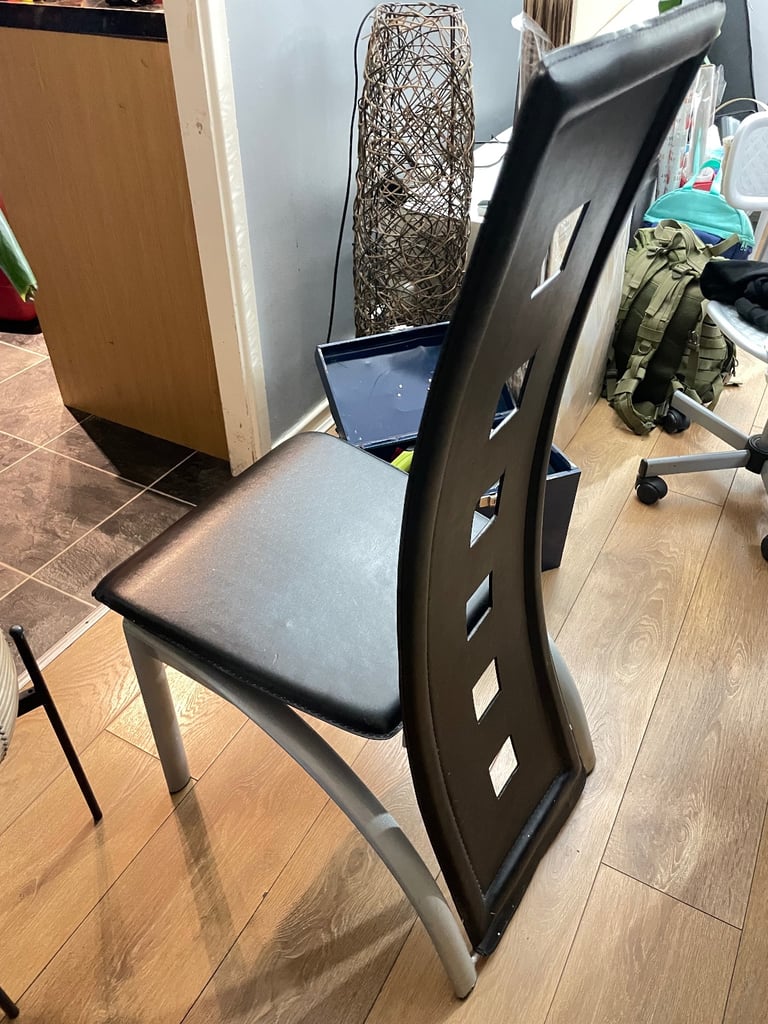 Black Round Glass Dining Table with 5 Chairs – £100 (Collection DA16 3ET)