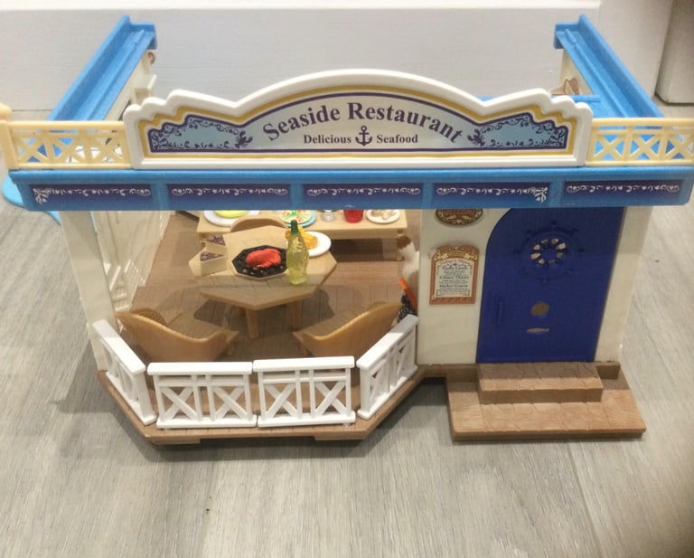 Sylvanian Families Seaside Restaurant with figures, furniture and lots of accessories 