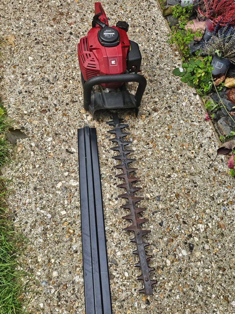 Petrol hedge trimmer