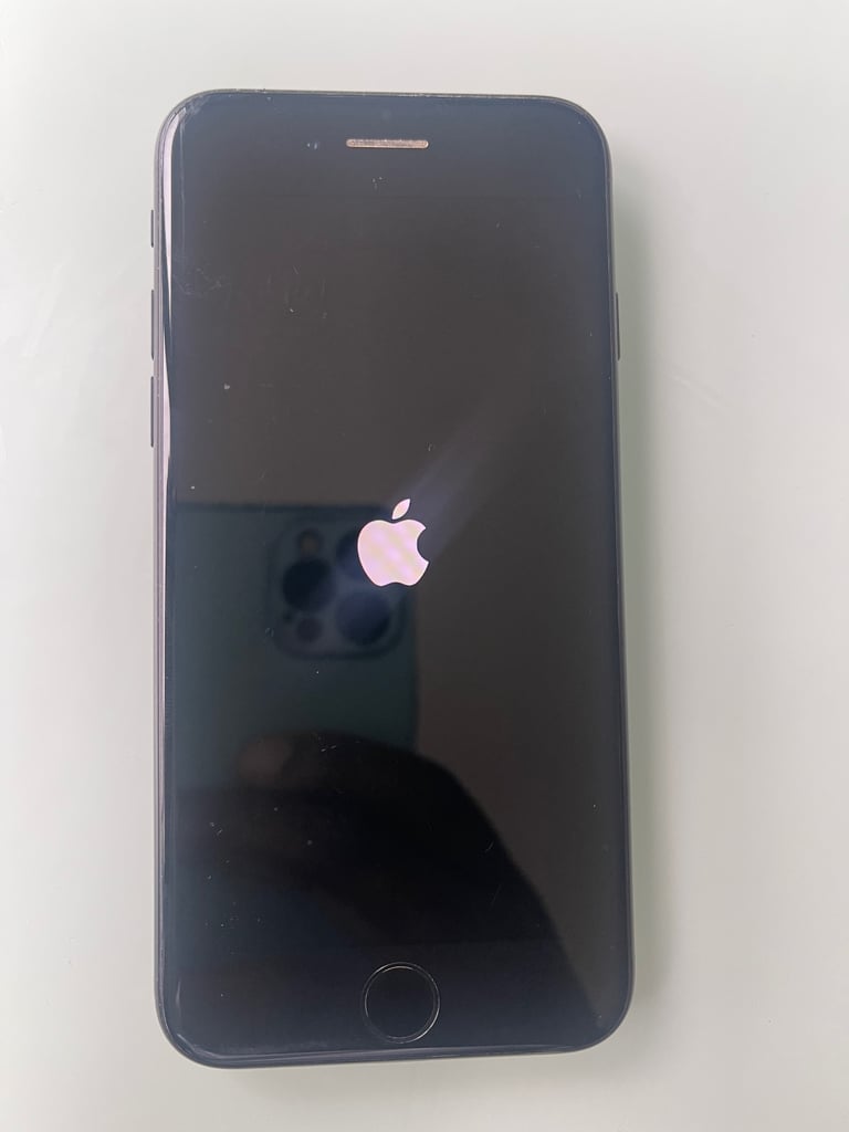 Apple iPhone 7 - 32GB - unlocked Excellent Condition 