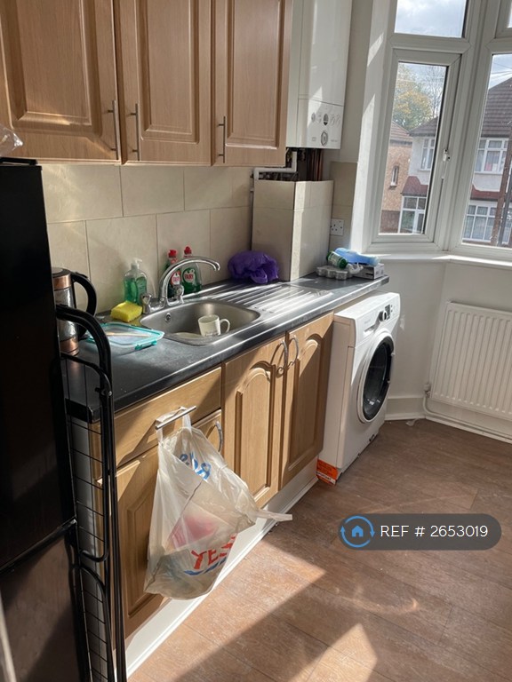 1 bedroom in Hereward Gardens, London, N13 (#2653019)